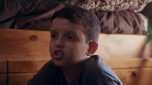 Момче има алергия към слънчевата светлина. Цял град преобръща за него нощта в ден (видео)