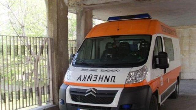 3-годишно дете е в тежко състояние, след като го блъсна автомобил, докато пресича