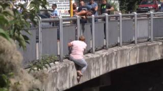 Жена стои на ръба на мост в София, заплашва да скочи (видео)