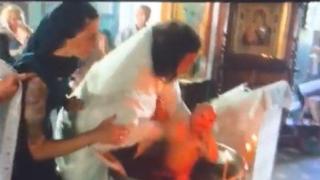 Руски свещеник едва не уби бебе по време на кръщене (видео 18+)
