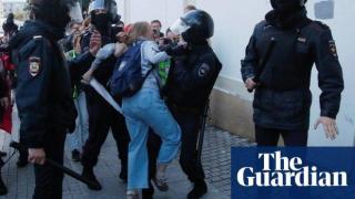 Полицай удря жена в корема по време на протестите в Русия (видео)