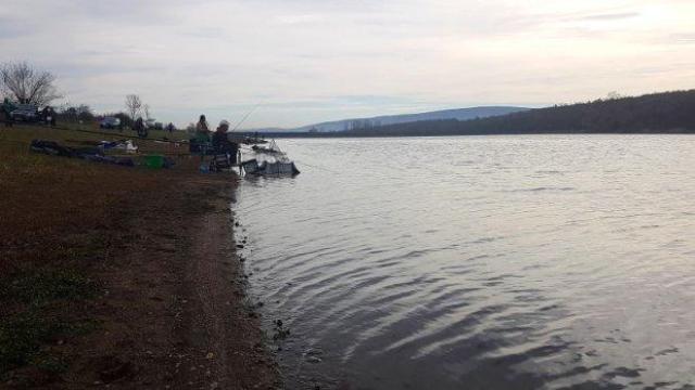 Поредна "екобомба" : Намериха изхвърлени трупове на прасета във водите на язовир "Жребчево"