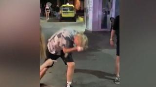 Датски младежи в Слънчев бряг разбиват кенче бира с главa за забавление (видео 18+)