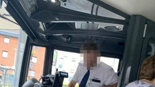 Шофьор отказа да кара автобус с цветове като знамето на гей прайда