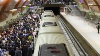 Хлапе спря метрото в София, скочи на релсите да търси паднало зарче