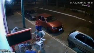 Изпаднало автомобилно колело помете със страшна сила мъж, докато си пие в бара (видео)