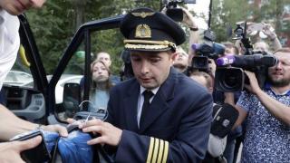 Пилотът, който приземи самолет в нива: Не съм герой, просто спасих пътниците и екипажа (видео)