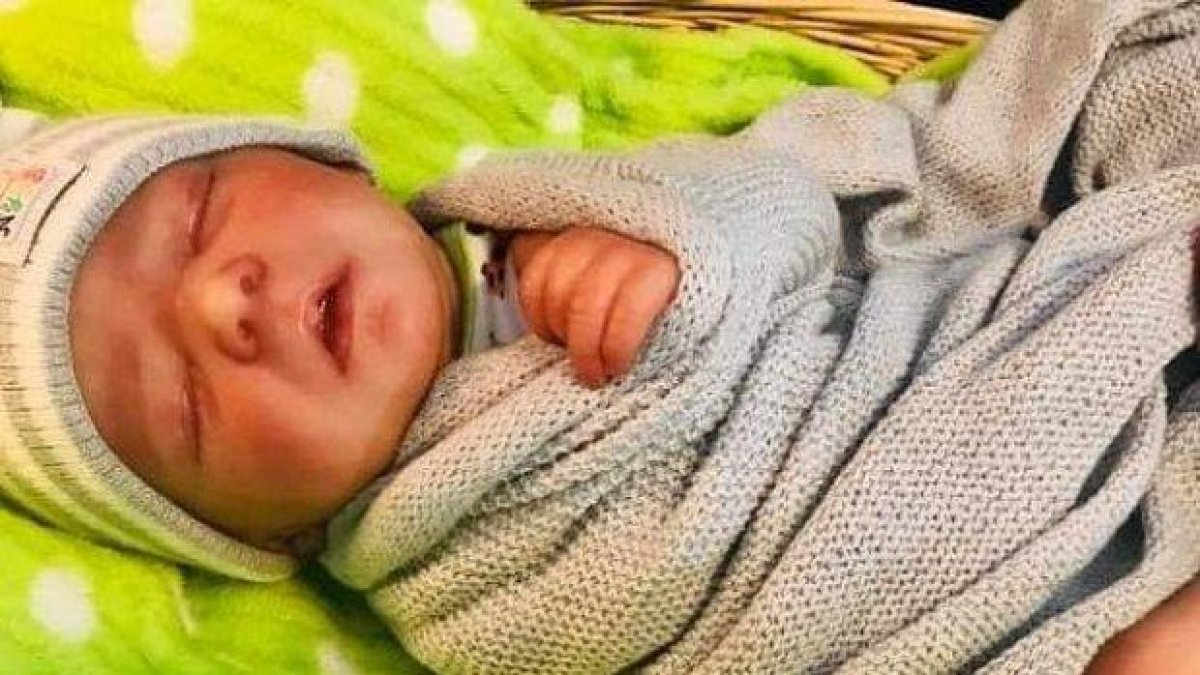 Съпрузи инсценираха раждането и смъртта на бебето си, за да съберат дарения (снимки)