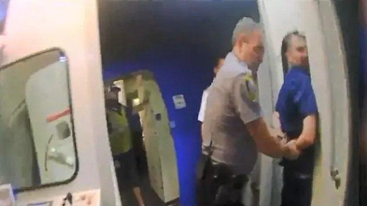 Арестуваха мъж в самолет, крещял към деца "Всички ще умрем!" (снимка)