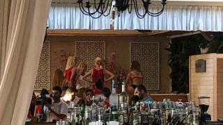 Участнички в "Мис Варна" се преобличат насред заведение (СНИМКИ)