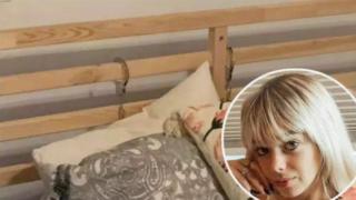 Дъщеря изпраща снимка на майка си от новата си спалня, но забравя да скрие белезниците