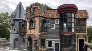 Дядо и баба построиха на 2-годишния си внук замък като от "Хари Потър" (видео и снимки)