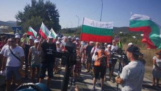 Граждани протестират срещу изграждането на център за опасни отпадъци в село Атия