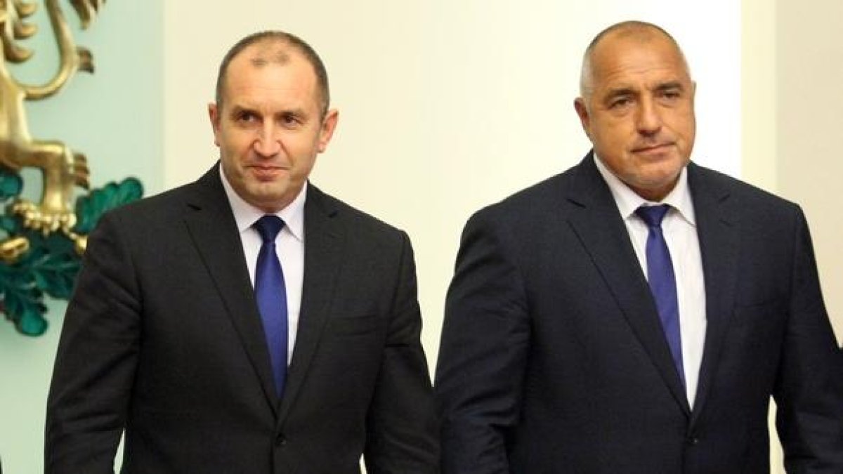 Какво става между Борисов и Радев?