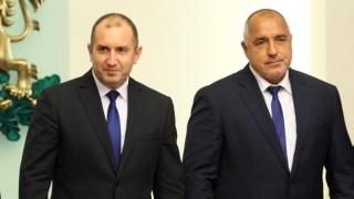 Какво става между Борисов и Радев?