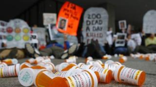 Осъдиха "Johnson &amp; Johnson" да плати 572 милиона заради епидемията от употреба на опиати