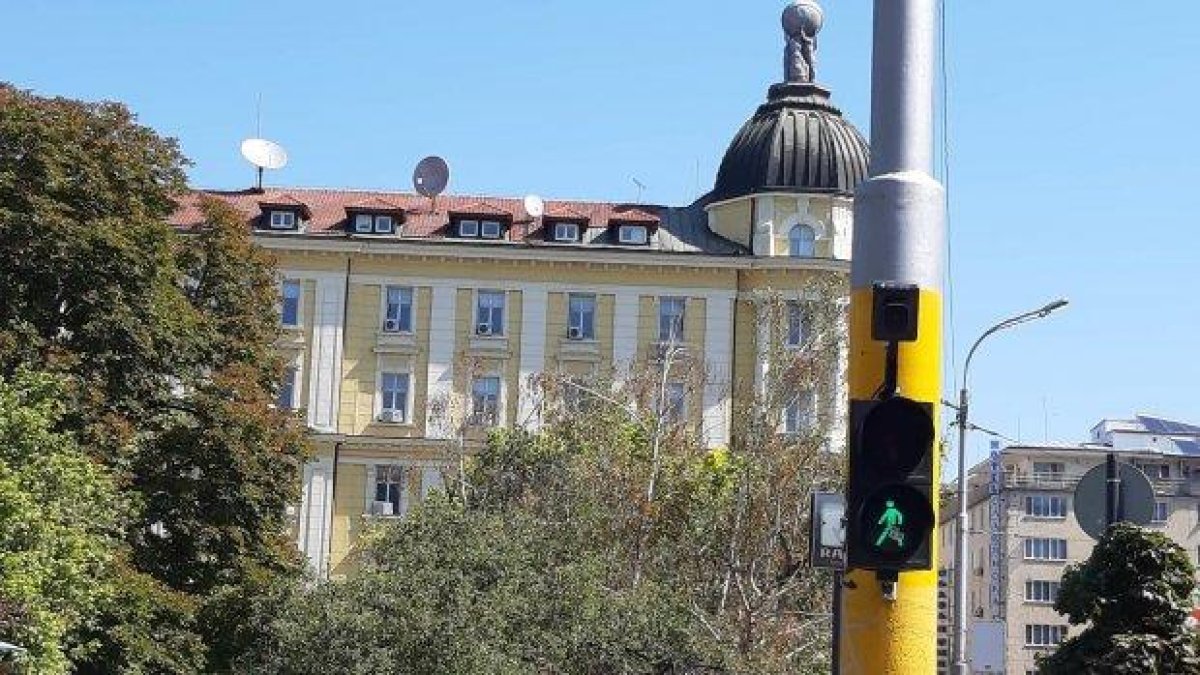 Разрешиха надстрояване на сграда-паметник на културата в София (снимки)