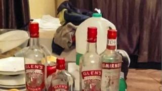 Майстори "ремонтират" къща, докато пият водка, пушат трева и спят в леглото на собствениците (видео и снимки)