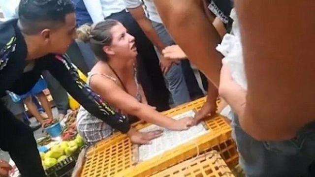 Туристка ухапва марокански търговец, докато се опитва да освободи пилетата му (видео и снимки)