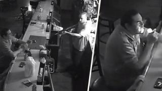 Мъж пали спокойно цигара срещу въоръжен нападател в заведение (видео и снимки)