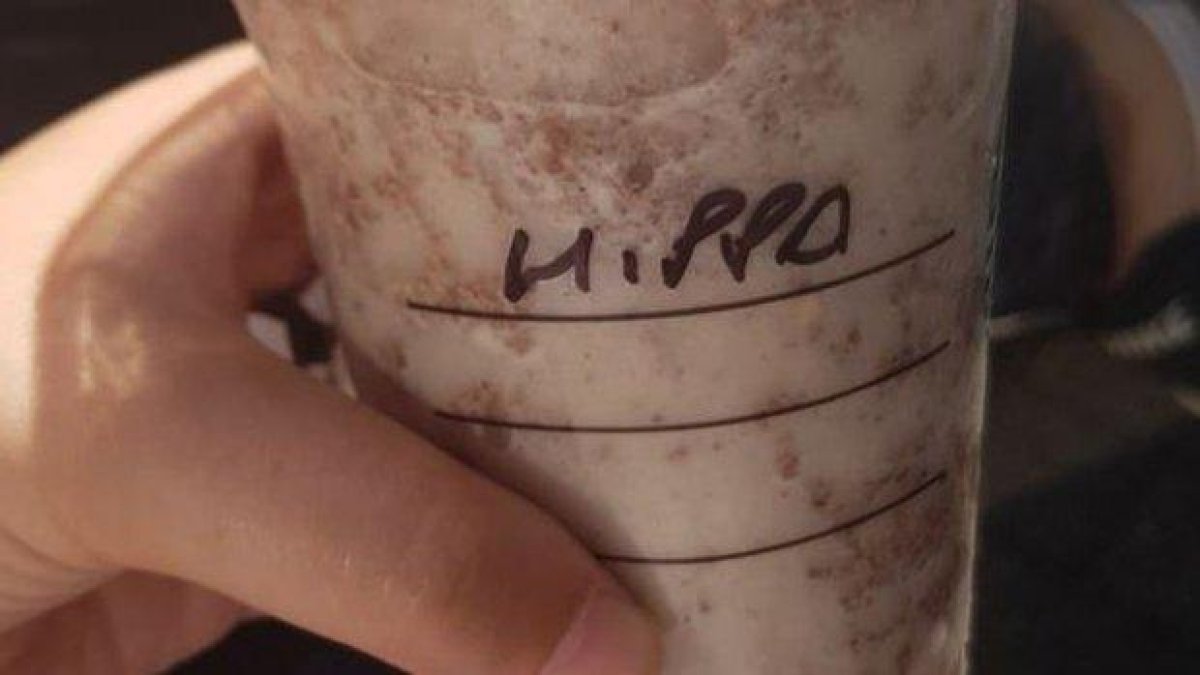 "Хипопотам" вместо името върху чашата с кафе получи клиент на Starbucks