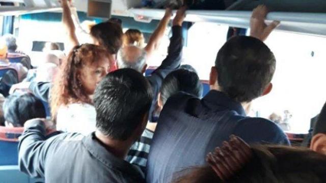 Безумие: БДЖ отмени влак и натъпка 70 пътници в един автобус (снимки)