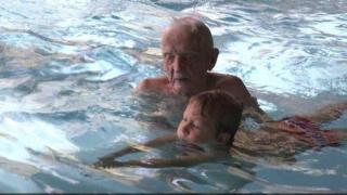 Децата го обожават: 102-годишен учител по плуване (видео)