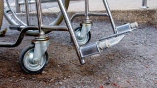 Доброволци монтират люлка за инвалидни колички в столичен парк