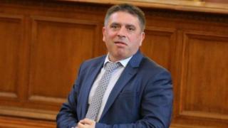 Данаил Кирилов показа дипломата си за висше образование (снимки)