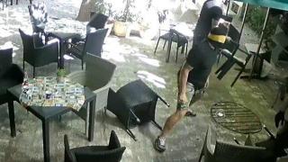 Мъже с маски потрошиха пловдивско заведение (видео)