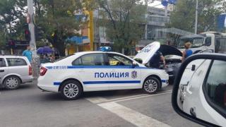 Полицаи дават ток на закъсал автомобил на оживен столичен булевард