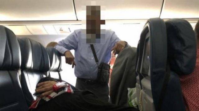 Мъж стои прав 6 часа в самолет, за да може жена му да легне на седалките (снимка)