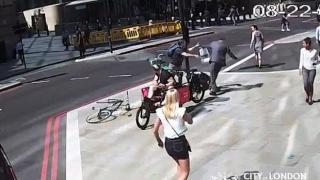 Колоездач мина на червено и удари пешеходец, а после се върна да го бие (видео и снимки)