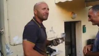 Пожарникар се разплака, след като спаси малко коте, паднало в дупка (видео)
