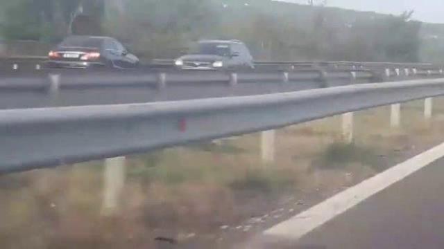 Шофьорка с дете в колата кара бясно в насрещното на магистрала "Хемус" (видео)