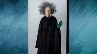 Маргарет Атууд с нова шантава фотосесия за списание "Sunday Times Style" (видео и снимки)