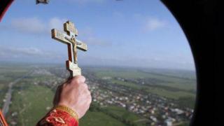 Руски свещеници ръсиха светена вода от самолет срещу пиянство (видео и снимки)