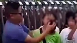 Учител трие с парцал и кофа грима на ученички преди да влязат в клас (видео)