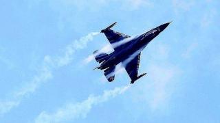 Изтребител F-16 катастрофира над френски град, като по чудо няма жертви (снимка)