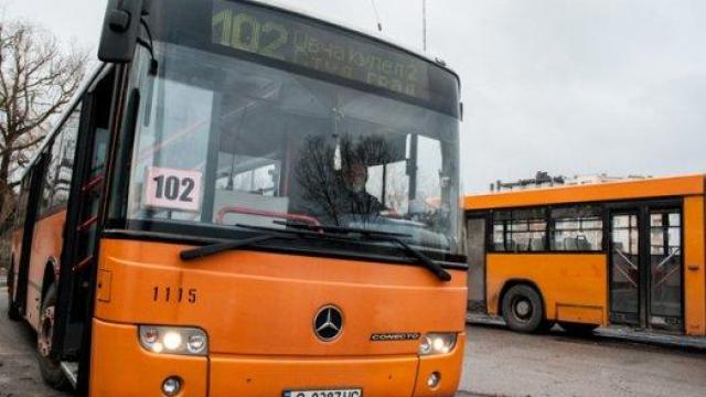 Пътници се налага да прескачат ограда, за да се качат на автобус в София (видео)