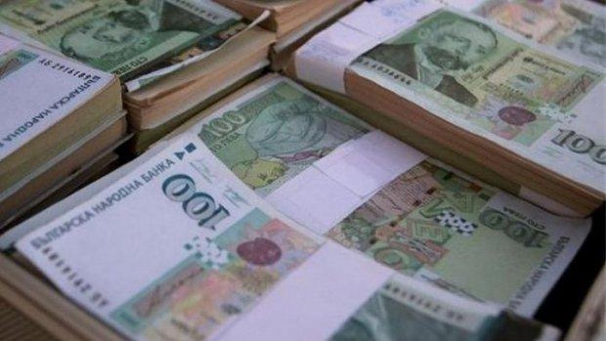 Половината пари, които държавата харчи, отиват на вятъра