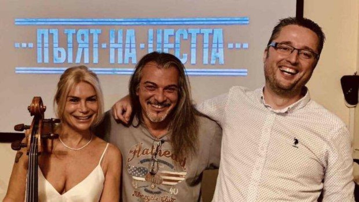 Кремена Халваджиян свири на виолончело за "Пътят на честта" за пръв път след смъртта на баща си