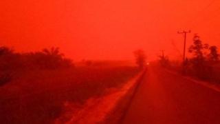 Небето в Индонезия стана кървавочервено заради горските пожари (снимки)