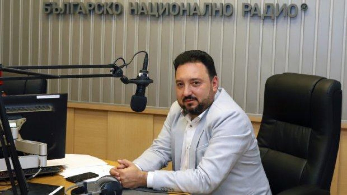 Директорът на БНР плаши със съд критиците си, вместо да подаде оставка