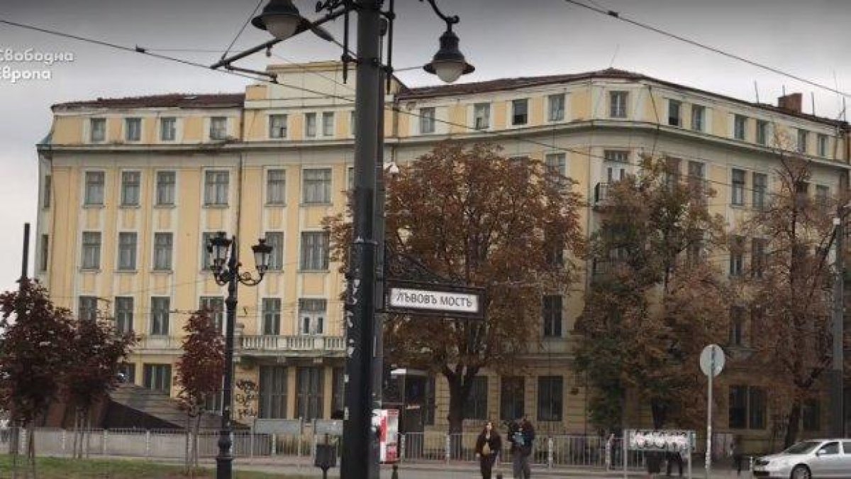 "Мокрите дела" на Партията. Какво има под опаковката на един адрес от "Лъвов мост"