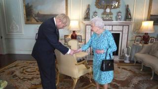 Борис Джонсън се извини на английската кралица заради разпуснатия парламент