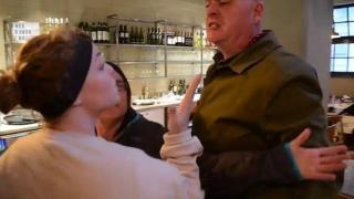 Мъж удря веганка, протестираща в ресторант (ВИДЕО)