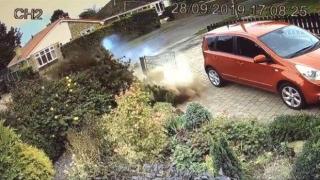Мъж разбива с бясна скорост чисто новата си спортна кола в тухлена стена (видео)