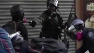 Полицай стреля по протестиращ в Хонг Конг (ВИДЕО)
