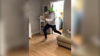 Болезнени шеги между братя и сестри (видео)